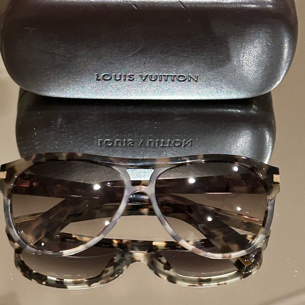 Louis Vuitton Z0498W tortoise shell acetate frame sunglasses EUC/COA